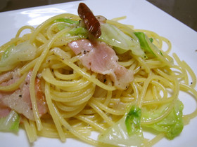 春キャベツとベーコンのオイリ~なパスタ